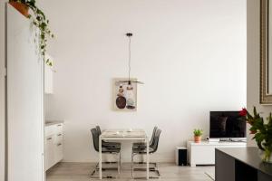 a dining room with a table and chairs at Platinum Jaglana Apartment - Wyspa Spichrzów in Gdańsk