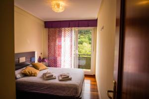 a bedroom with a bed with two towels on it at Casa con terraza para 4 personas en Plentzia in Mendiondo +32 photos