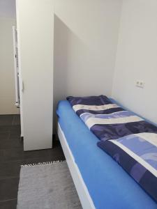 łóżko w pokoju z niebieskim materacem w obiekcie Wohnung im Erdgeschoss w mieście Bietigheim-Bissingen