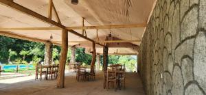 un groupe de tables et de chaises sous une tente dans l'établissement Tilia Kvareli Resort, à Kvareli