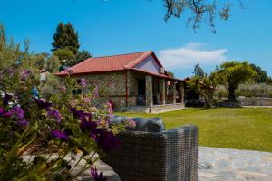 dom z ogrodem i kwiatami przed nim w obiekcie Pagiantes w mieście Ajos Nikolaos
