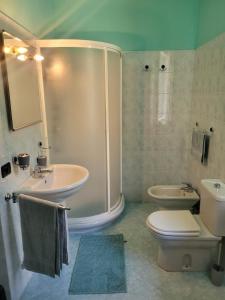 uma casa de banho com um lavatório, um WC e um chuveiro em Casa Perin em Vezzano Ligure