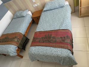 - deux lits assis l'un à côté de l'autre dans une pièce dans l'établissement SpaceView M3 Kuala Lumpur Homestay, à Kuala Lumpur