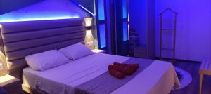 sypialnia z białym łóżkiem z 2 poduszkami w obiekcie The Sweet Building Esso w Stambule