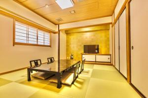 TV in/ali zabaviščno središče v nastanitvi Japanese Onsen Ryokan Kohakuen
