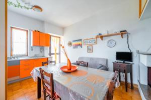 ein Esszimmer mit einem Tisch und einer Küche in der Unterkunft Casa Chanty by Rentbeat in Ostuni