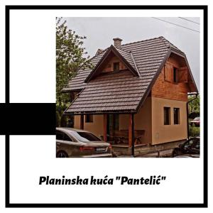 Planinska kuca Pantelic في Šljivovica: منزل صغير يوجد سقف عليه
