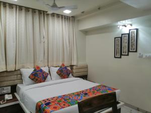Hotel Radana Vashi Navimumbai客房内的一张或多张床位