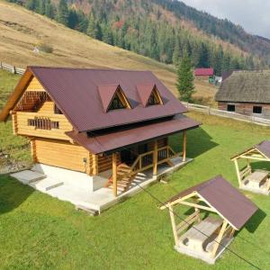 een uitzicht op een huis met een dak bij Шепіт Карпат in Synevyrsʼka Polyana