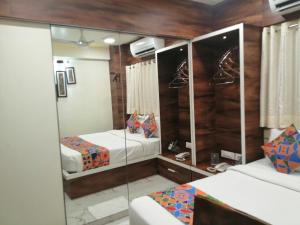 Hotel Radana Vashi Navimumbai客房内的一张或多张床位