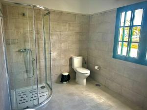 Ванна кімната в Bungalows Doble UVE