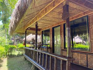 ein Holzgebäude mit seitlicher Veranda in der Unterkunft Hijo Resorts Davao in Tagum