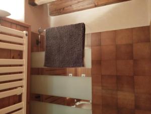 a bathroom with a sink and a shower with a window at Esquí, Aigüestortes y Boí-Taüll a tus pies en EbreHogar in Pla de l'Ermita +32 photos