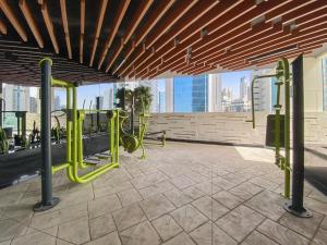 Fitness centrum a/nebo fitness zařízení v ubytování WelHome - Opulent Retreat With Panoramic Cityscape Views