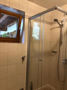 La salle de bains est pourvue d'une douche avec une porte en verre. dans l'établissement Charmantes Häuschen nahe Festspielstadt Bayreuth, 