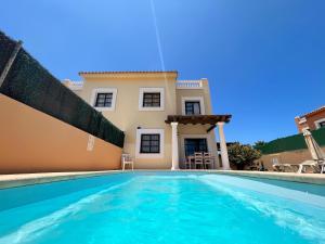 Bazén v ubytovaní FTV Holidays Homes alebo v jeho blízkosti