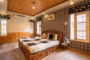 1 dormitorio con 1 cama grande en una habitación en Stay Vista at Ivy Manor, en Srinagar