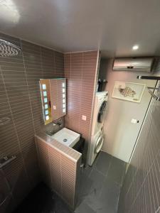 a bathroom with a sink and a washing machine at Chambre_privée_Collioure_centre in Collioure