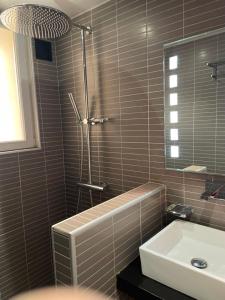 ein Badezimmer mit einem Waschbecken, einer Badewanne und einem Spiegel in der Unterkunft Chambre_privée_Collioure_centre in Collioure