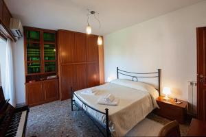 a bedroom with a bed and a piano at Naveen's House in Rome