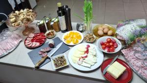 una mesa cubierta con placas de queso y otros alimentos en Casa Sommer, en Petreşti