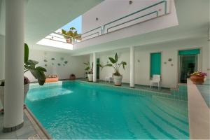 una piscina en una casa con tragaluz en Villa Zio Tore by BarbarHouse, en Torre Suda