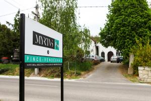 Myrtus Pince és Vendégház的证书、奖牌、标识或其他文件