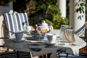 een tafel met een theepot en een theeservies erop bij Virginia - Home in Helmata Argostoli in Argostoli