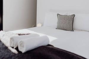 Postel nebo postele na pokoji v ubytování Pods on Fraser + 18 fotografií