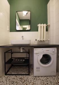 een badkamer met een wasmachine en een wastafel bij Plac Ratuszowy 50 - Old Town in Jelenia Góra