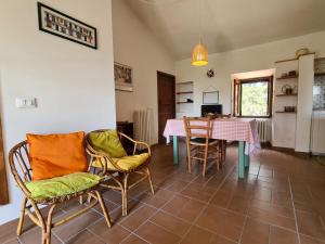 Il Casale Delle Farfalle في سيرولو: غرفة طعام مع طاولة وكراسي