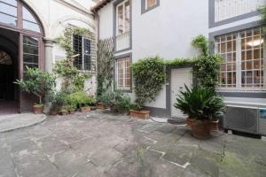 un patio con macetas frente a un edificio en VIVALDI Elegant Apartment In Piazza santa Croce, en Florencia