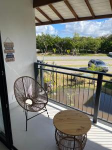 - Balcón con mesa y silla en Lar aconchegante Praia do Forte, en Praia do Forte