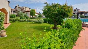 a garden with a tree in the middle of a yard at Resort il cigno in Peschiera del Garda