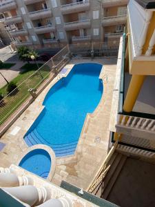 - une vue sur la piscine située dans un bâtiment dans l'établissement Apartamentos Satse Moncofa, à Moncofa