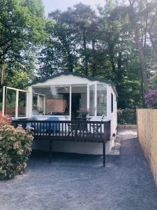 un cenador con mesa y sillas en Tiny house 't Heidehoes in Usselo, en Enschede