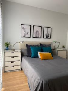 奧利特的住宿－Habitación en casa de Mikel，一间卧室配有蓝色和黄色枕头的床