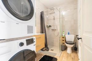 ベルジュラックにあるL'échoppe Bergeracoise, Salle de jeux, Climatisation et terrasseのバスルーム(洗濯機、トイレ付) +25枚の写真