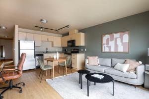 cocina y sala de estar con sofá y mesa en Queen Anne 1br w gym wd lounge roof deck SEA-573 en Seattle