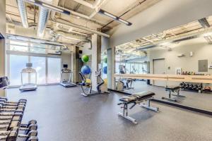 un gimnasio con cintas de correr y sillas en una habitación en Queen Anne 1br w gym wd lounge roof deck SEA-573 en Seattle