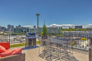balcón con parrilla, mesa y sillas en Queen Anne 1br w gym wd lounge roof deck SEA-573 en Seattle