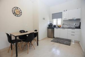 Kuchyň nebo kuchyňský kout v ubytování Kouros apartments + 24 fotografií