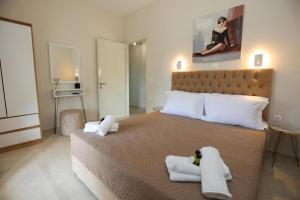 Un pat sau paturi într-o cameră la Kouros apartments