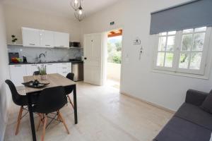Kuchyň nebo kuchyňský kout v ubytování Kouros apartments