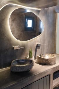 ein Badezimmer mit 2 Waschbecken und einem Spiegel in der Unterkunft Callista Villa in Oia