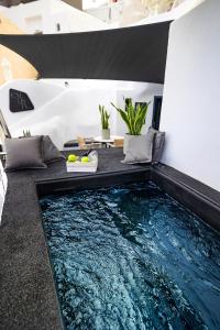 dom z basenem na piętrze w obiekcie Callista Villa w mieście Oia