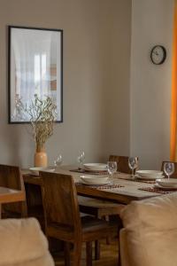 Spacious Apartment for 8 Guests near Metro Natolin by Renters tesisinde bir restoran veya yemek mekanı