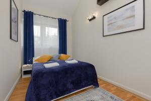 Spacious Apartment for 8 Guests near Metro Natolin by Renters tesisinde bir odada yatak veya yataklar
