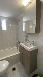 アフィトスにあるAmazing Sea View Loft, Afytosの洗面台、浴槽、トイレを備えたバスルーム +37枚の写真