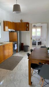 アフィトスにあるAmazing Sea View Loft, Afytosのテーブルとダイニングルームのあるキッチン